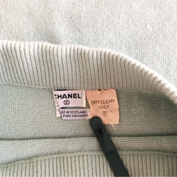 💚Vintage Chanel sage green cashmere skirt🍀 - Picture 3 of 9